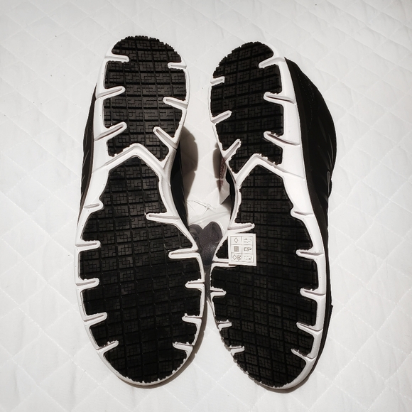 NIB Sketchers Slip Resistant Memory Foam Relaxed Fit Black Sneakers Size: 9.5 - Picture 4 of 5